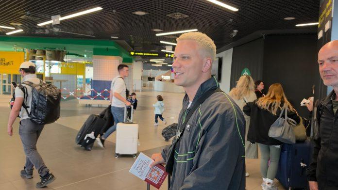 ofarbao-se,-a-iz-ruke-ne-ispusta-nicea-relja-popovic-pokazao-novo-izdanje-na-aerodromu:-pevac-bez-supruge-nikolije-(video)