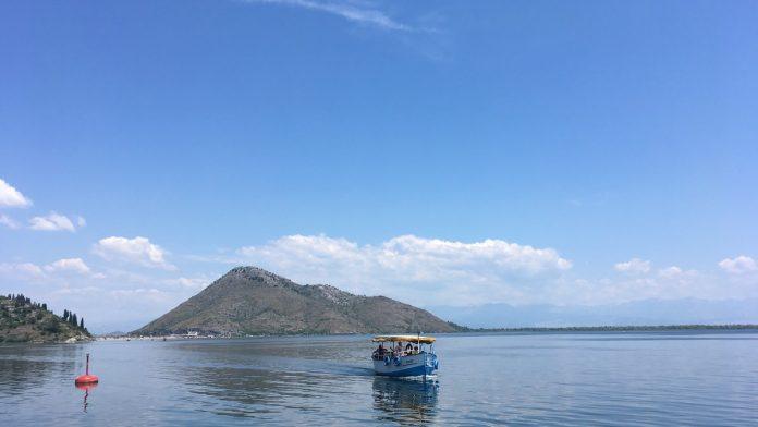 pretrazuje-se-jezero,-traga-se-za-nestalim!-u-prevrtanju-camca-jedna-osoba-stradala:-okolnosti-tragedije-i-dalje-misterija