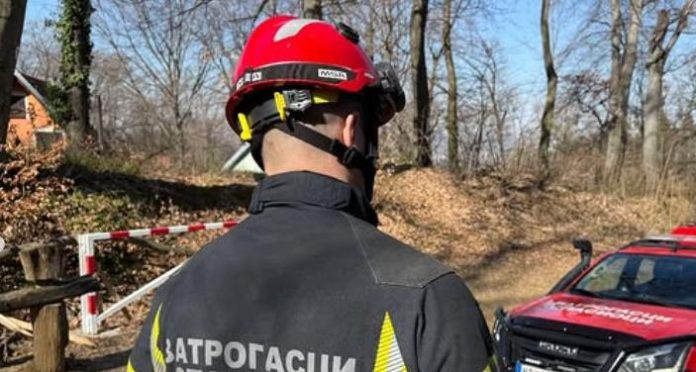 “heroji-nekad-nose-kacigu,-uniformu-i-veliko-srce!”-vatrogasci-dosli-po-pozivu,-zatekli-nesvakidasnju-scenu-i-jos-veceg-malog-heroja!-(foto)
