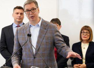 Vučić brutalno odgovorio: Nemojte da me kritikujete vi koji niste ni linoleum mogli da postavite u malenom liftu Tomice Milosavljević vucic-brutalno-odgovorio:-nemojte-da-me-kritikujete-vi-koji-niste-ni-linoleum-mogli-da-postavite-u-malenom-liftu-tomice-milosavljevic