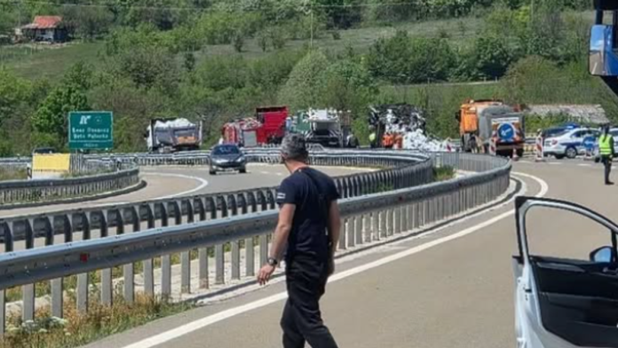 (foto)-obustavljen-saobracaj-na-autoputu-kod-pirota-stvorile-se-dugacke-kolone,-buknuo-pozar-na-kamionu:-policija-dojurila-na-lice-mesta