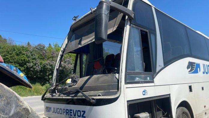 (foto)-autobus-u-potpunosti-unisten!-prve-slike-sa-mesta-teske-nesrece-kod-sopota,-11-osoba-prevezeno-u-urgentni-centar