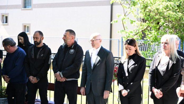 odrzan-pomen-za-ubijene-u-malom-orasju-i-duboni:-lider-sns-i-ministarka-privrede-polozili-vence-i-stali-kraj-neutesnih-roditelja