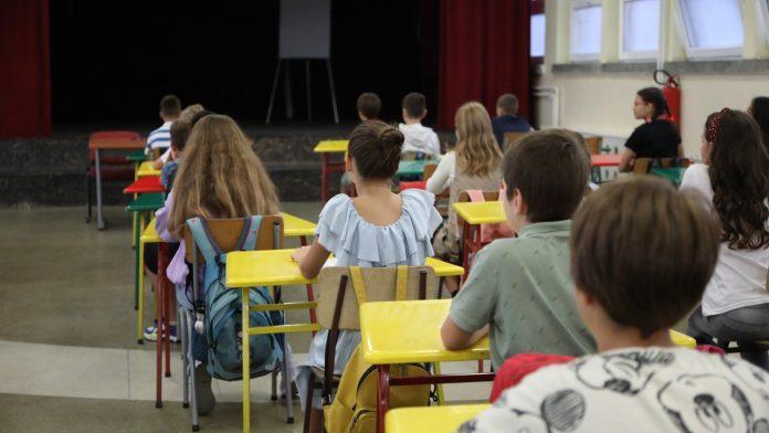 oglasilo-se-ministarstvo-prosvete-preporucuje-skolama-da-ne-ocenjuju-dake-od-4-do-8.-maja:-pozivaju-na-postovanje-i-humanost