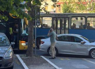 Pozivaju na odgovornost, a beže! Autobus blokadera Jaćimovića udario vozilo, pa pokušao da napusti lice mesta! pozivaju-na-odgovornost,-a-beze!-autobus-blokadera-jacimovica-udario-vozilo,-pa-pokusao-da-napusti-lice-mesta!