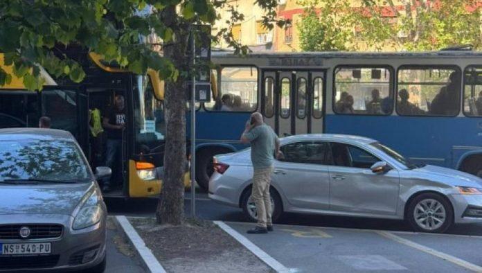 pozivaju-na-odgovornost,-a-beze!-autobus-blokadera-jacimovica-udario-vozilo,-pa-pokusao-da-napusti-lice-mesta!