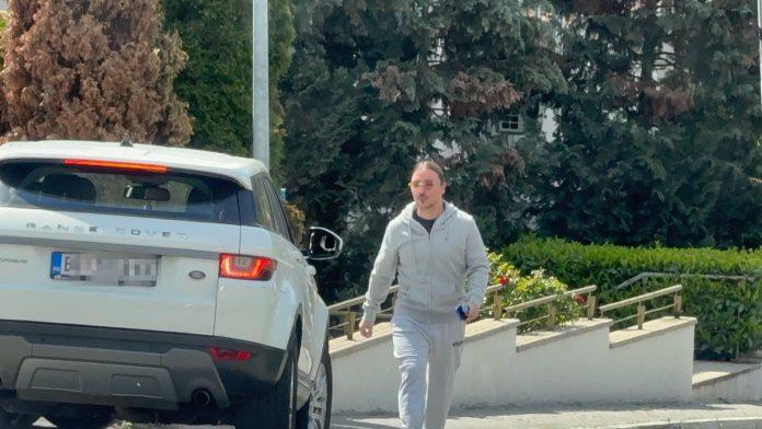 (paparaco)-milan-stankovic-pustio-kosu-i-smrsao-pevac-neprepoznatljiv-usao-u-bolnicu-dok-svi-bruje-da-se-vraca-na-scenu