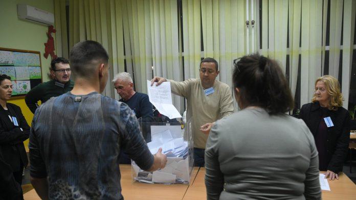 konstitutivna-sednica-u-kuli,-ispred-zgrade-opstine-okupile-se-dve-grupe-gradana:-prisutna-i-policija
