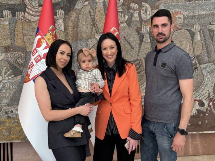 obezbeden-krov-nad-glavom-za-jos-60-porodica:-ministarka-zaric-kovacevic-urucila-ugovore-majkama-–-evo-kako-do-bespovratnih-sredstava-za-prvu-nekretninu