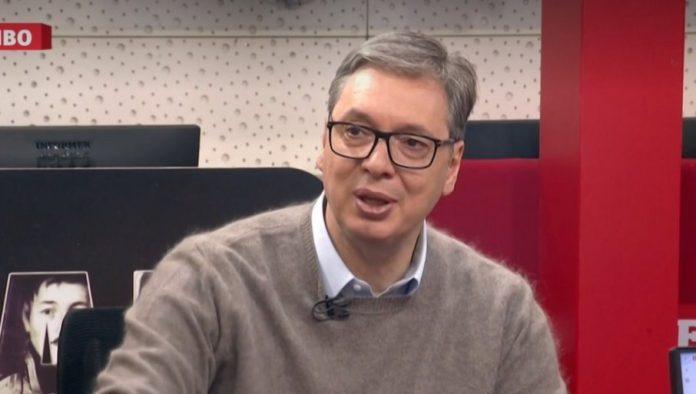 iza-nalepnice-“studenti-pobeduju”-ne-stoji-nista-vucic:-sve-je-prevara