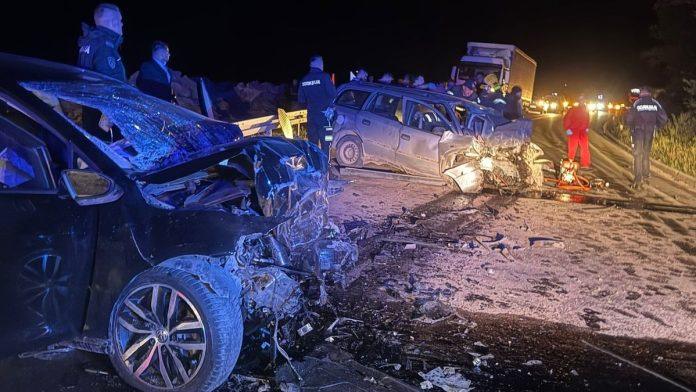 (foto)-uznemirujuce-slike-sa-mesta-nesrece-kod-novog-pazara-sumnja-se-da-je-tinejdzer-(19)-preticao-kolonu-vozila-i-izazvao-stravicnu-tragediju!-cetvoro-poginulo!