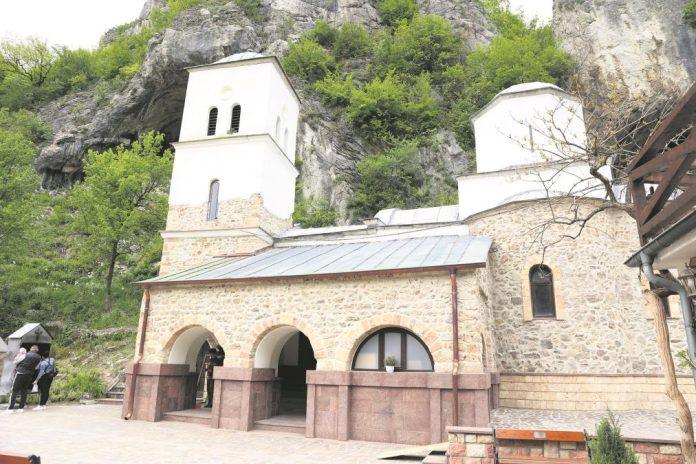 misterija-manastira-gornjak!-voda-navire-iz-suve-stene-samo-na-durdevdan:-narod-je-skuplja-pipetom