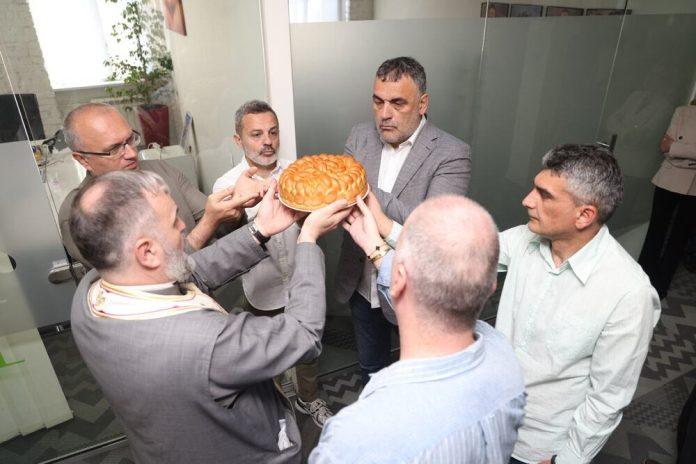 kurir-obelezio-slavu-durdevdan:-pre-23-godine-izasao-prvi-broj-najuticajnijih-novina-na-balkanu!-decenije-u-sluzbi-naroda