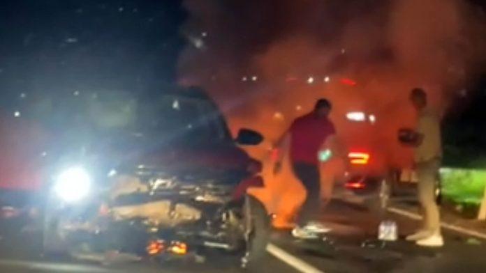 (video)-lancani-sudar-motocikala-i-automobila,-vozila-u-plamenu!-jezivi-prizori-nesrece-na-putu-kod-podgorice:-ima-povredenih
