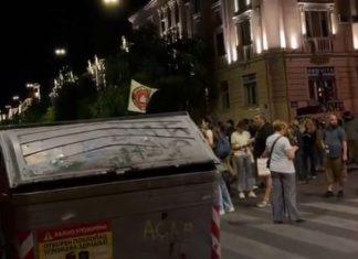 Grupa studenata izvukla kontejnere na ulicu u Zemunu: Blokirali saobraćaj u oba pravca (VIDEO) grupa-studenata-izvukla-kontejnere-na-ulicu-u-zemunu:-blokirali-saobracaj-u-oba-pravca-(video)