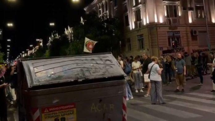 grupa-studenata-izvukla-kontejnere-na-ulicu-u-zemunu:-blokirali-saobracaj-u-oba-pravca-(video)