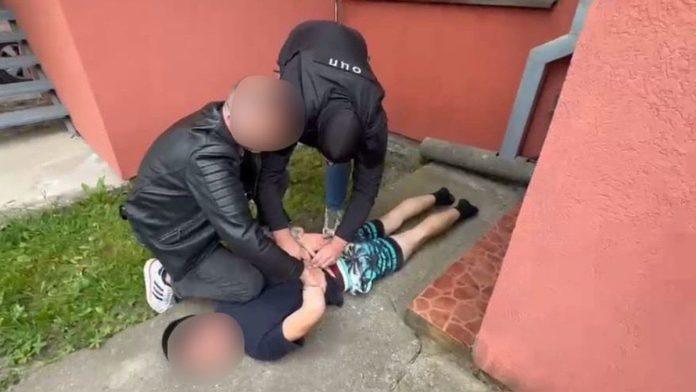 (foto)-ovo-je-muskarac-koji-je-slao-devojcici-(12)-eksplicitne-snimke!-inspektori-ga-bacili-na-pod-i-uhapsili