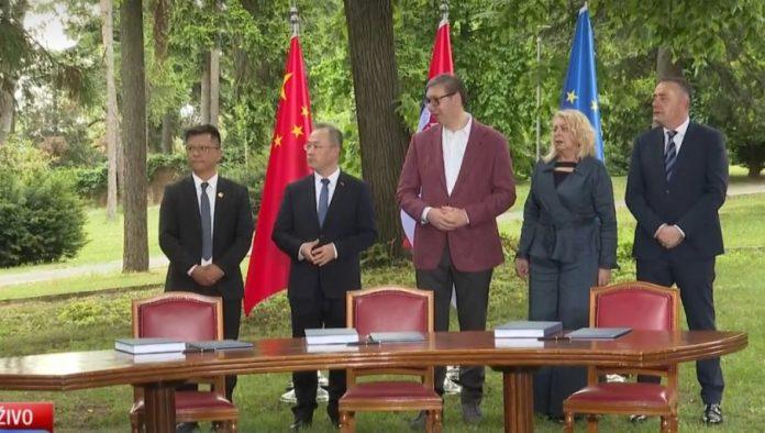 ceremonija-u-vili-mir:-vucic-prisustvuje-potpisivanju-dokumenata-za-izgradnju-puta-“vozd-karadorde”-(video)