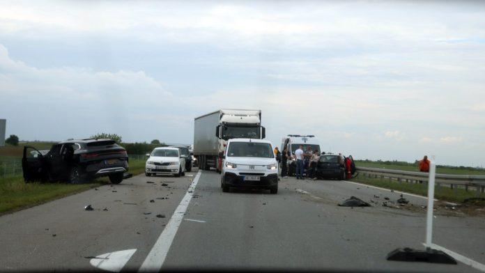 vozila-unistena,-delovi-rasuti-po-putu!-prve-slike-sa-mesta-nesrece-kod-novog-sada:-zena-tesko-povredena,-prevezena-na-reanimaciju