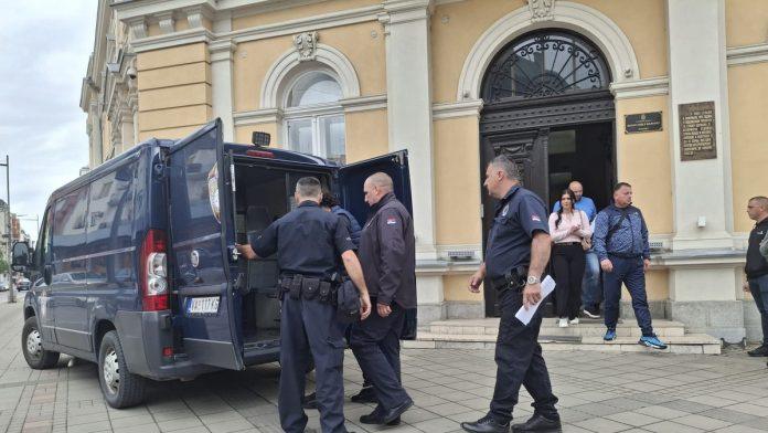 “mom-bratu-je-zivot-okrenuo-naopacke”-potresne-reci-sestre-policajca-iz-mionice-ciji-je-napadac-osuden-na-samo-5,5-godina-zatvora:-napao-ga-macetom,-naneo-mu-stravicne-povrede