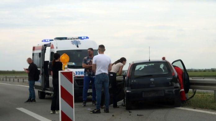 (foto)-poznato-u-kakvom-je-stanju-povredena-zena-kod-novog-sada-u-saobracajnoj-nesreci-zadobila-povrede-glave-i-grudnog-kosa,-prevezena-u-bolnicu-bez-svesti