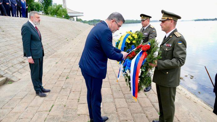 delegacija-ukrajine-u-beogradu-polozila-venac-povodom-8.-maja,-dana-secanja-i-primirja-(foto)