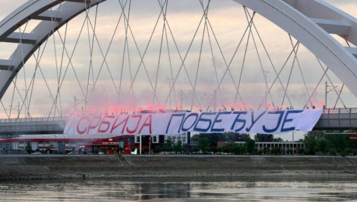 prelep-prizor-u-novom-sadu:-baklje-i-transaprent-“srbija-pobeduje”-na-zezeljevom-mostu-(foto)