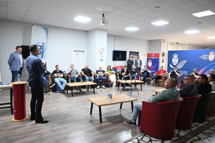 milicevic-sa-mladima-u-pozarevcu:-dijalog-o-ostanku,-povratku-i-buducnosti-srbije-–-“sa-ministrom-na-ti”