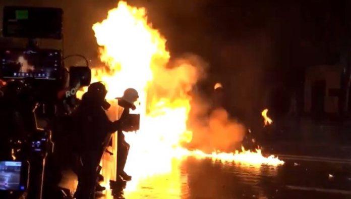 haos-ispred-kancelarije-edija-rame:-leteli-molotovljevi-kokteli-i-suzavci,-ulice-blokirane-(video)