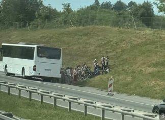 DRAMA NA AUTO-PUTU! Autobus pun dece ostao u kvaru kod isključenja za Bešku: Upućen hitan apel vozačima drama-na-auto-putu!-autobus-pun-dece-ostao-u-kvaru-kod-iskljucenja-za-besku:-upucen-hitan-apel-vozacima
