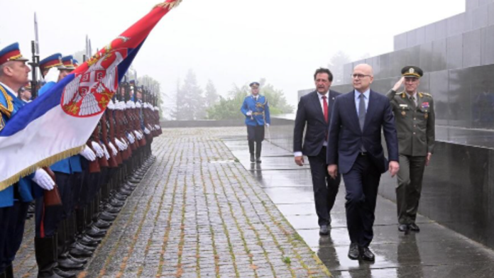 vucevic,-gasic-i-mojsilovic-polozili-venac-na-spomenik-neznanom-junaku-na-avali