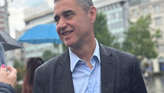 nikezic-slika-i-prilika-skupa:-“ekonomski-strucnjak”-na-aparatima-nakon-debakla-na-trgu-republike-(foto)