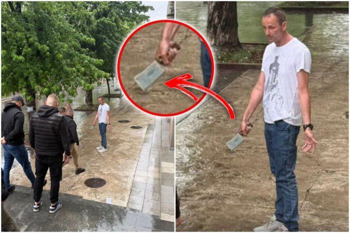blokader-nasilnik-satarom-nasrnuo-na-aktiviste-sns-u-lazarevcu-stravican-napad-u-centru-grada:-pokusao-da-isece-baner-i-ugrozio-bezbednost-gradana