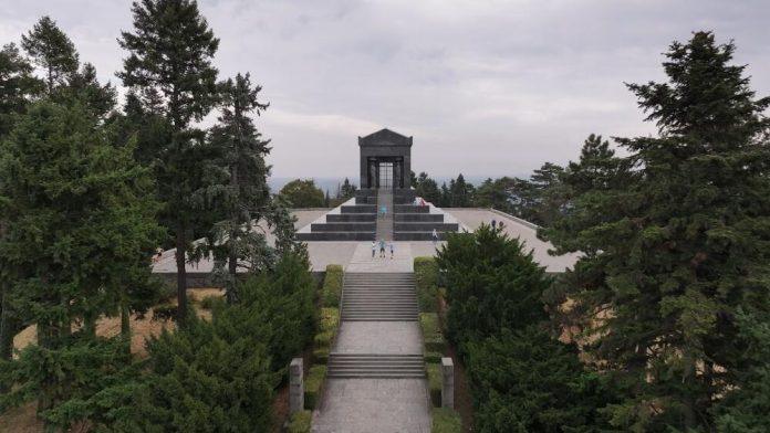 polaganje-venca-na-spomenik-neznanom-junaku-povodom-dana-pobede:-odata-pocast-herojima-i-poslata-poruka-o-ocuvanju-mira-i-slobode