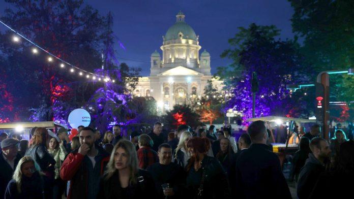 (foto)-skup-“srbija-pobeduje”-poceo-u-pionirskom-parku:-okupio-se-veliki-broj-gradana