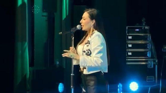 crne-kozne-pantalone,-golisav-stomak-i-kosa-do-struka-ceca-raznatovic-zapalila-cirih:-pokazala-brutalnu-liniju,-publika-pala-u-trans