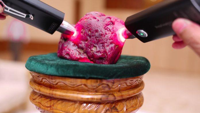 rudari-u-mjanmaru-otkrili-redak-rubin-od-11.000-karata,-tezak-vise-od-dva-kilograma-(foto)
