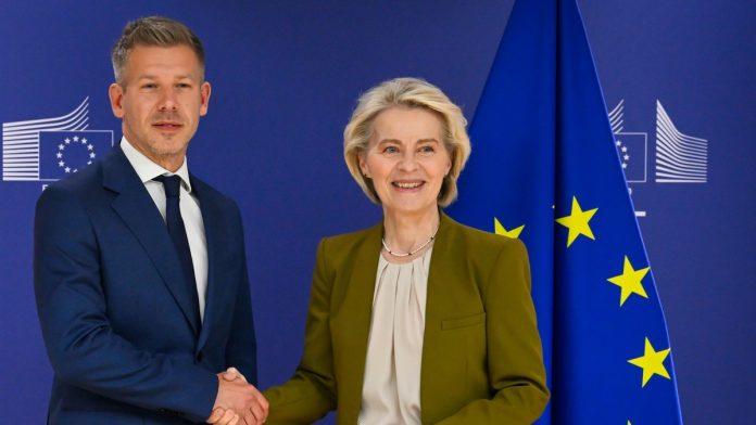 ursula-fon-der-lajen-cestitala-peteru-madaru-izbor-za-premijera-madarske:-“nase-srce-kuca-u-budimpesti”
