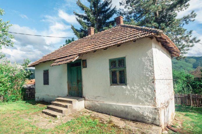 ivan-kupio-kucu-u-vojvodini-za-15.000-e-i-kad-se-uselio-uhvatila-ga-jeza:-pretrnuo-od-price-popa-a-kad-je-sisao-u-podrum-selo-vise-nikada-nije-bilo-isto