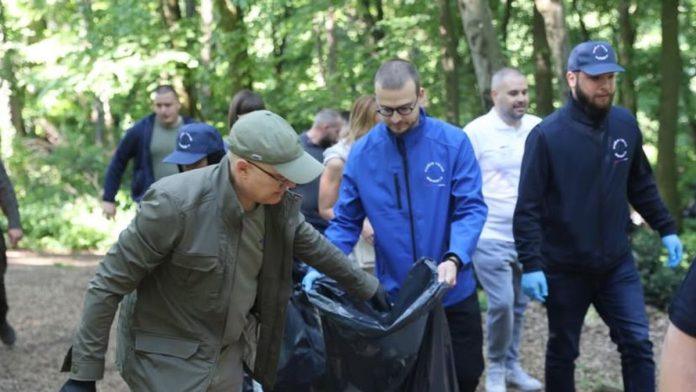 (foto)-“ako-hocemo-promene,-menjajmo-sebe”-vucevic-sa-sinom-u-akciji-ciscenja-fruske-gore