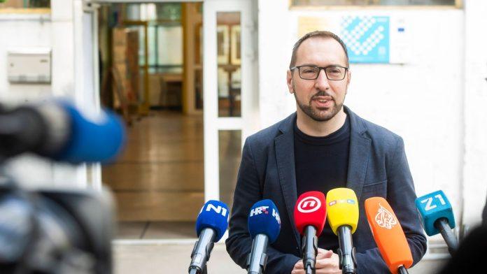 “u-logorima-ndh-ubijani-zene-i-deca-zbog-druge-vere”-govor-gradonacelnika-zagreba-izazvao-haos-u-hrvatskoj,-na-dan-pobede-pevao-tompson?!
