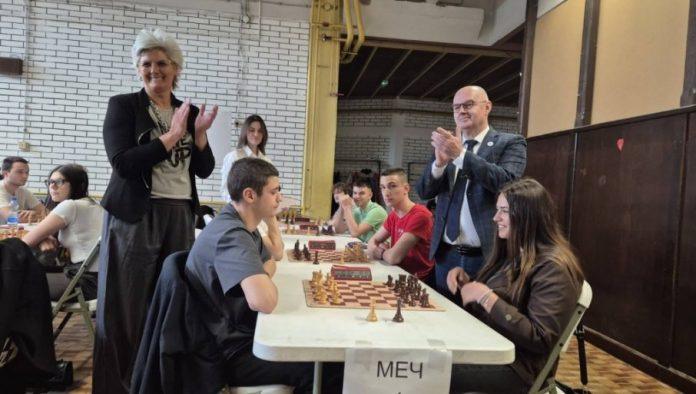 zavrseno-ekipno-prvenstvo-osnovnih-i-srednjih-skola-u-sahu:-na-republickom-takmicanju-prvo-messto-osvojila-je-“os-janko-veselinovic”-(foto)