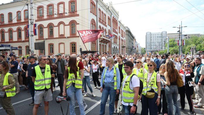 protestna-setnja-studenata-u-blokadi-od-pravnog-fakulteta-preko-rektorata-do-andricevog-venca-(foto)