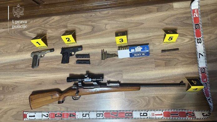 policija-zaplenila-arsenal-oruzja!-pretresi-sirom-bijelog-polja,-oduzeti-pistolji,-municija-i-uhapsena-jedna-osoba-(foto)