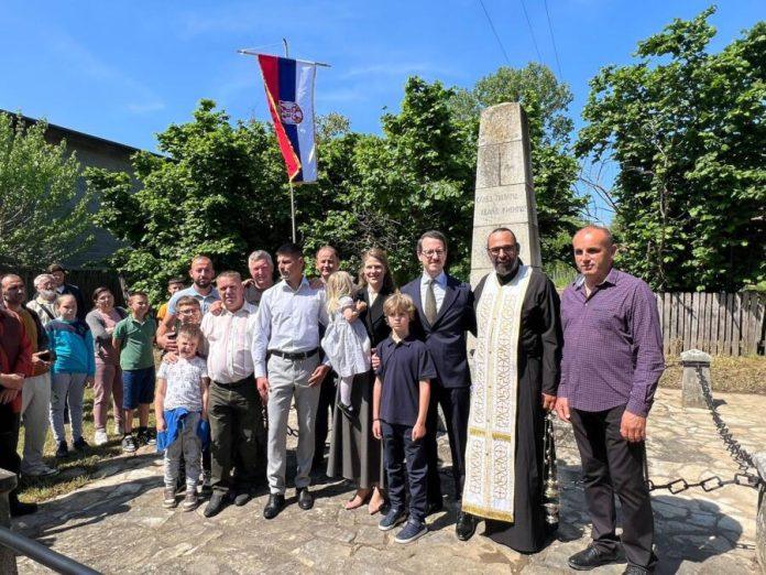 posle-vise-od-100-godina-potomak-kralja-aleksandra-ponovo-u-banicini-–-princ-filip-sa-porodicom-odao-postu-srpskim-herojima