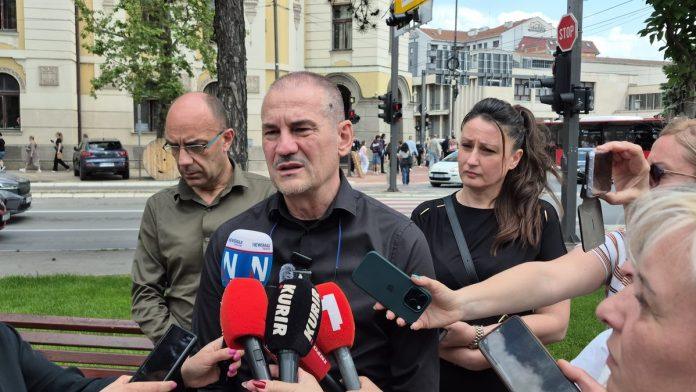 zakazano-saslusanje-decaka-ubice-iz-niske-banje!-nastavljeno-sudenje-njegovim-roditeljima,-oglasio-se-advokat-porodice-andreja-simica:-“bila-je-neprijatna-situacija,-steta-je-sto-ne-mogu-svi-da-vide”-(video)