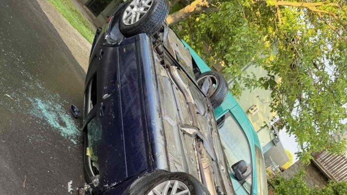 (foto)-tinejdzer-se-isprevrtao-u-automobilu!-jeziva-nesreca-u-kacu:-zavrsio-na-krovu,-hitno-prevezen-u-bolnicu