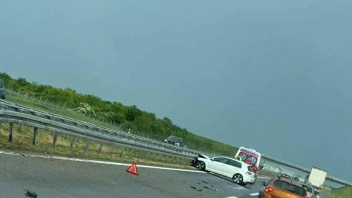 automobilom-se-zakucao-u-bankinu-na-auto-putu!-haos-kod-pecinaca,-veliki-zastoji-u-smeru-ka-beogradu:-klizav-kolovoz-dodatno-otezava-voznju