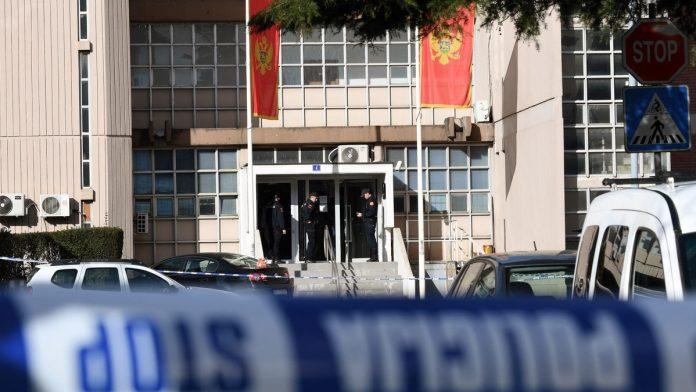 filmsko-bekstvo-u-podgorici!-policija-mu-zakucala-na-vrata-da-ga-vodi-u-zatvor,-on-presao-u-bratovo-dvoriste-i-pobegao-na-motoru!