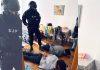 (FOTO,VIDEO) POGLEDAJTE KAKO SU POHAPŠENI PLAĆENICI ŠKALJARSKOG KLANA Policija upala u štek stanove, “pali” u donjem vešu! Sumnjiče se za NAJTEŽA DELA (foto,video)-pogledajte-kako-su-pohapseni-placenici-skaljarskog-klana-policija-upala-u-stek-stanove,-“pali”-u-donjem-vesu!-sumnjice-se-za-najteza-dela